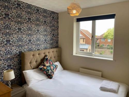 Exclusive Homely Cambridge 4 bed house with free parking, big garden and sleeps 10