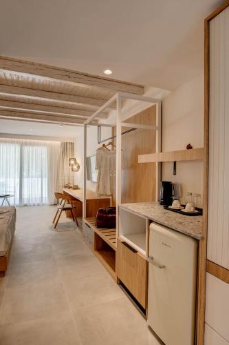 Deluxe Suite with Sea View image 6