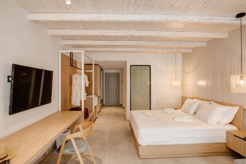 Deluxe Suite with Sea View image 2
