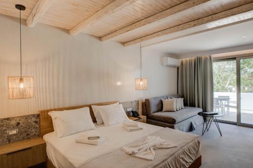 Deluxe Suite with Sea View image 5