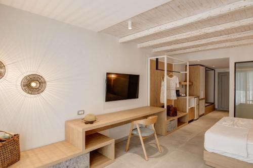 Deluxe Suite with Sea View image 3