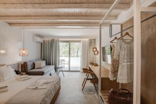 Deluxe Suite with Sea View image 4