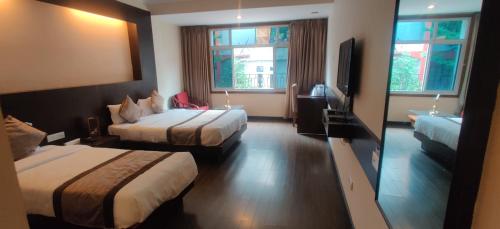 Deluxe Triple Room image 1