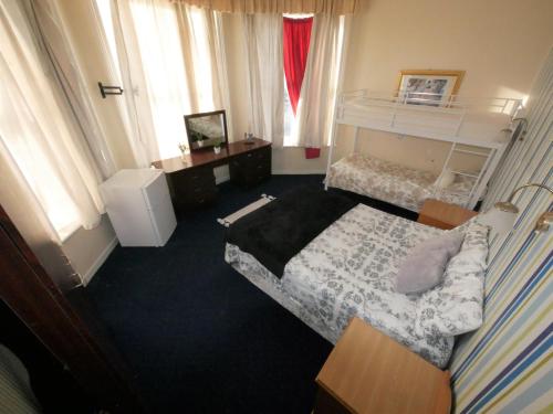 1 double bed, 1 bunk bed