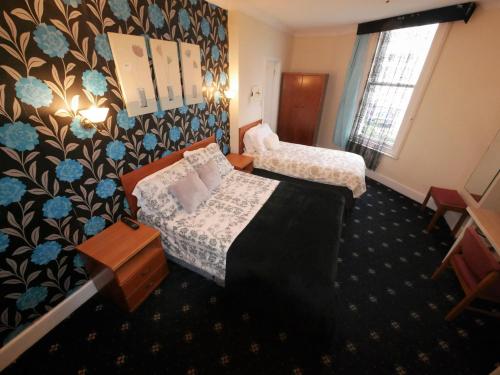 1 double bed, 1 twin bed