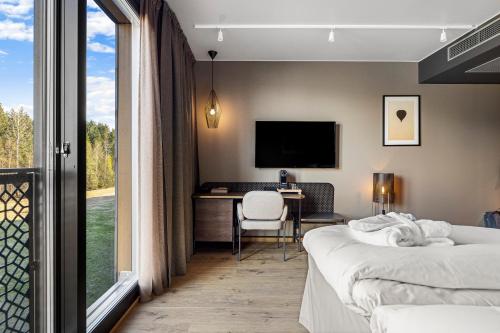 364464242 Lily Country Club