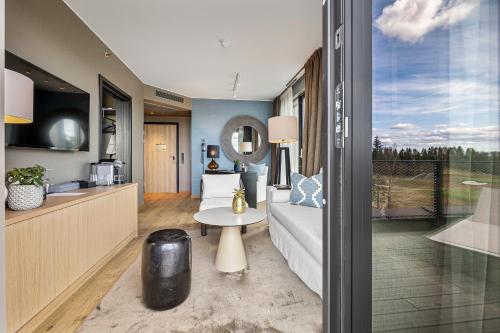 364464257 Lily Country Club