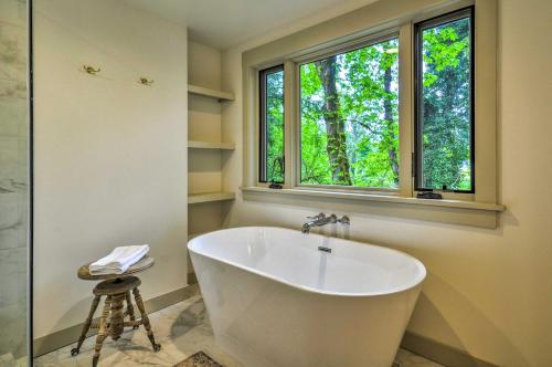 Peaceful and Elegant Cottage with Riverside View in كلاكاماس