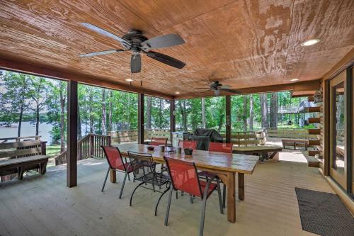 Pet-Friendly Lake Oconee Cabin with Boat Dock! in Turnwold, USA
