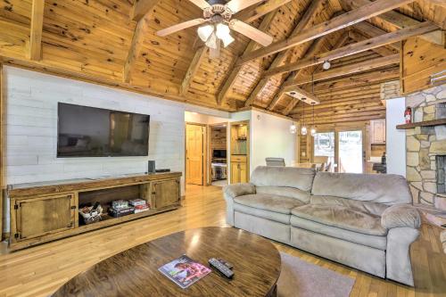 Pet-Friendly Lake Oconee Cabin with Boat Dock! in Turnwold, USA