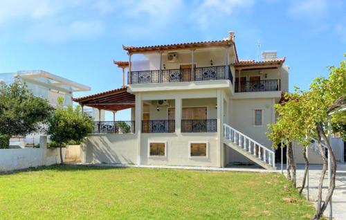  Stunning home in Kato Assos Peloponne, with 5 Bedrooms and WiFi in Káto Ássos