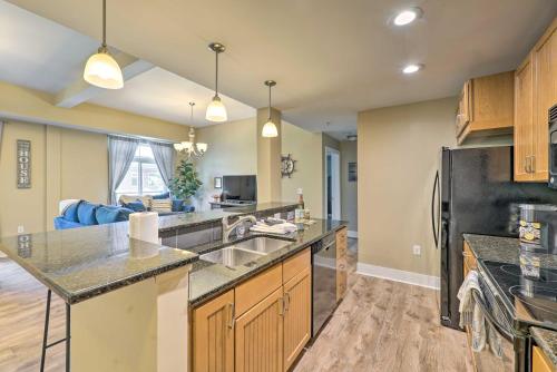 Grand Haven Condo - Walk to Nearby Hot Spots!