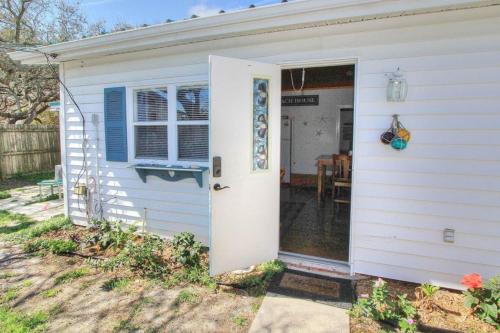 Crescent Beach Bungalow in St. Augustine, USA