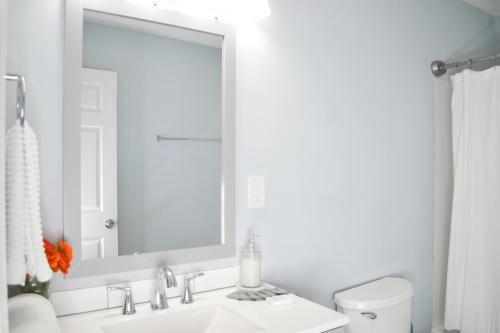 Convenient Atlanta Home - Tap to explore photos
