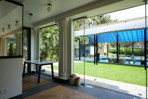 Mehta Mansion by StayVista - A Villa with a Swimming Pool and Pool Table