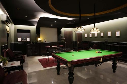 Mehta Mansion by StayVista - A Villa with a Swimming Pool and Pool Table