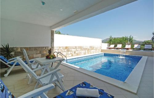  Amazing Home In Umcani With Wifi, Jacuzzi And Heated Swimming Pool, Pension in Umčani