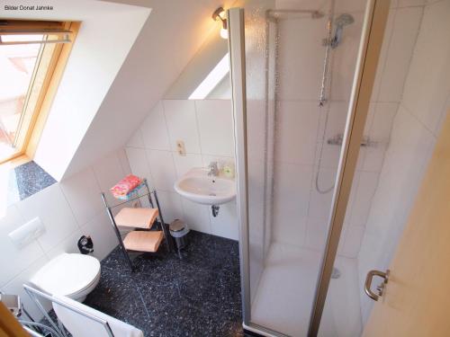 Apartment with Shower image 5