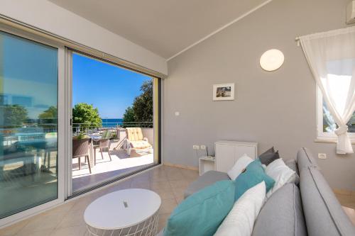 One-Bedroom Apartment image 10