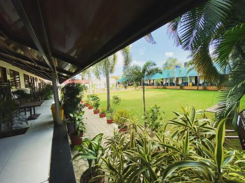 tuin, Anand Resort - A luxury Private Pool Resort in Nashik in Koknipura
