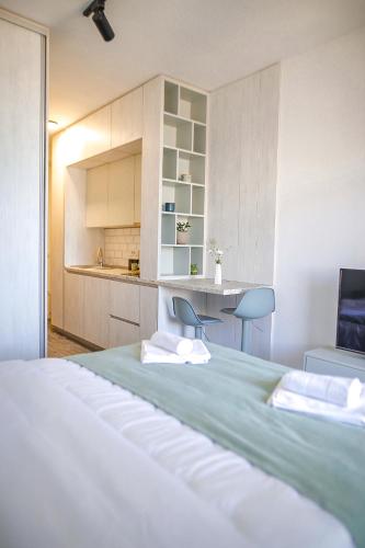 Studio with Sea View image 5