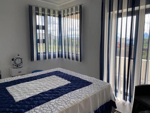 Stylish & Luxury 2-bed parkside apart with pool in Vacoas-Phoenix