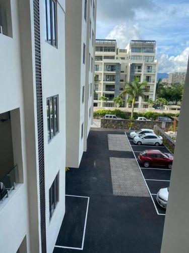 Stylish & Luxury 2-bed parkside apart with pool in Vacoas-Phoenix