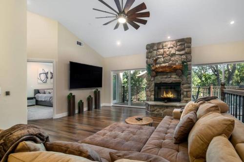 New Luxury 5BR Cabin in Pine Mountain Lake! 1 Minute to Beach! Massage Chair! Close to Yosemite! Perfect for Retreats and Escapes All Seasons! - Don Pedro Reservoir, CA
