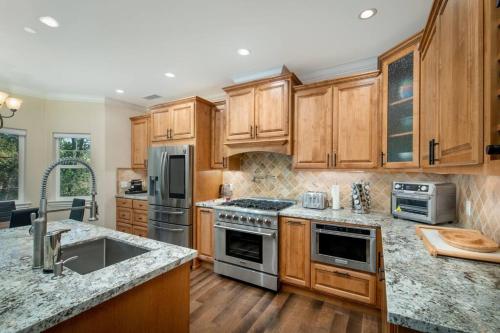 New Luxury Lake House in Pine Mountain Lake Close to Yosemite! Perfect for all seasons! Great for retreats, getaways, celebrations, and more!