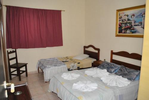 1 queen bed, 1 twin bed