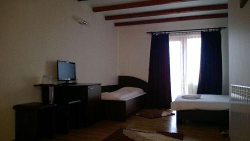 1 double bed, 1 twin bed