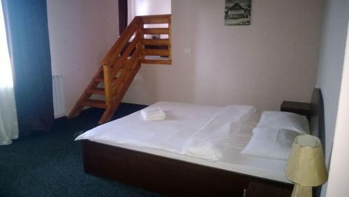 1 double bed, 2 twin beds