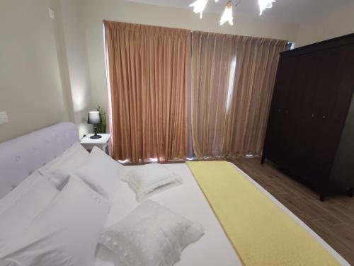 The Bright House a two-storey maisonette in Loutraki