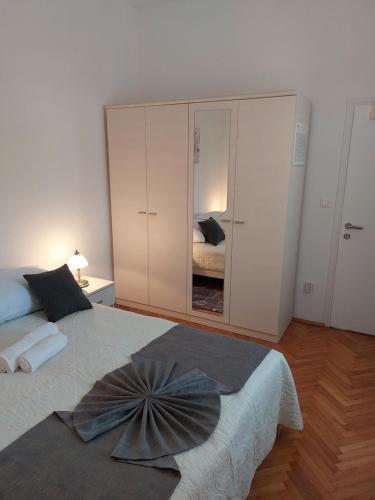 One-Bedroom Apartment image 9