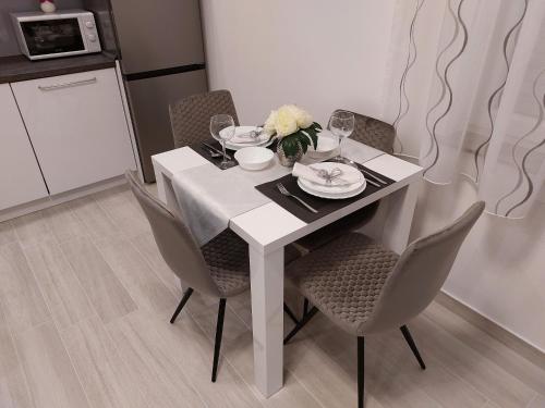 One-Bedroom Apartment image 8