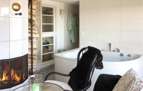 ห้องน้ำ, Awesome home in Stocksund with Sauna, WiFi and 3 Bedrooms in ลิดินโญ่