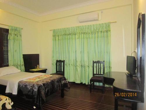 1 double bed, 1 twin bed