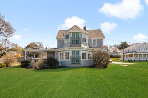 Spacious Coastal Tiverton Waterfront Getaway cottage in Tiverton, USA