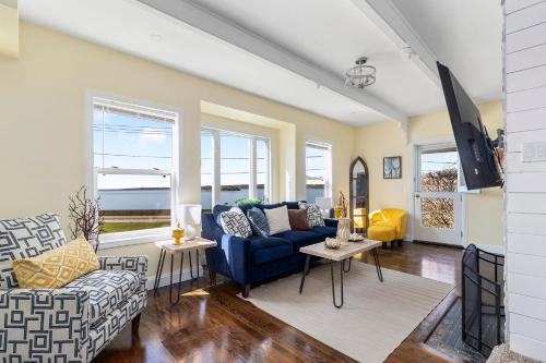 Spacious Coastal Tiverton Waterfront Getaway cottage in Tiverton, USA