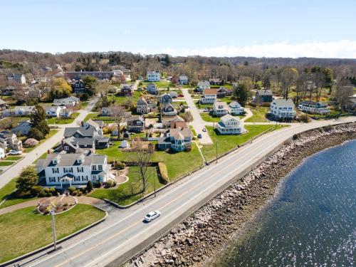Spacious Coastal Tiverton Waterfront Getaway cottage in Tiverton, USA