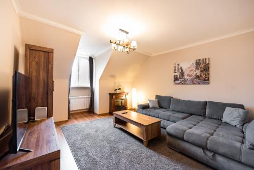 Old Town Market Place Penthouse by BookingHost, Warszawa