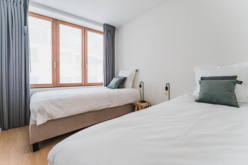 1 queen bed, 2 twin beds