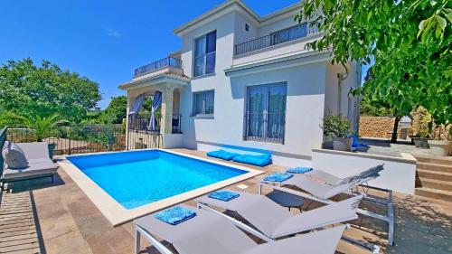 Apartment VIKTORIJA with private pool