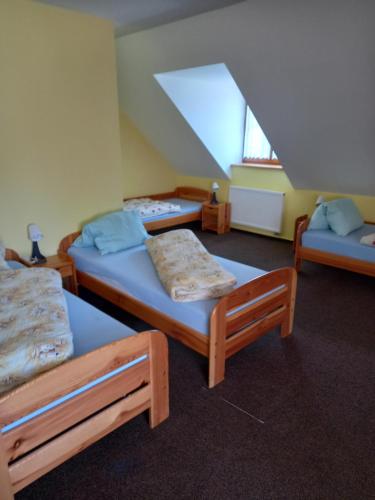 4 twin beds