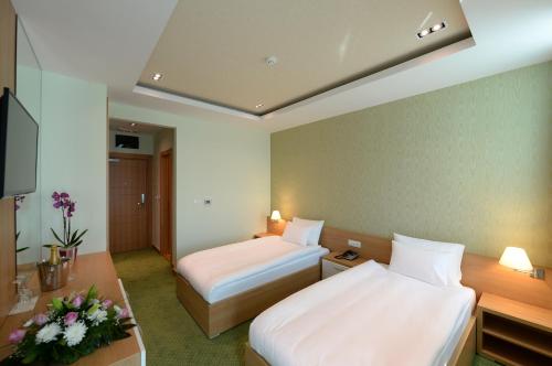 2 twin beds
