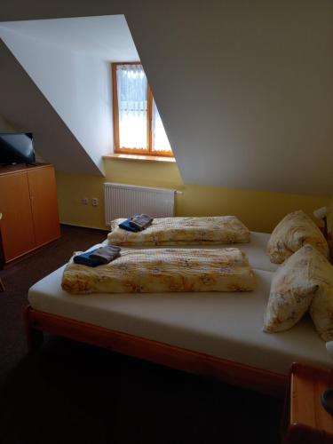 1 queen bed, 1 twin bed