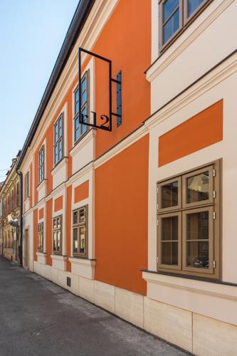 Entrance, r12 Apartments in Gyor