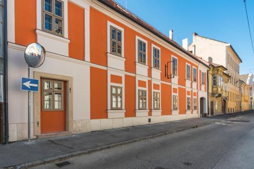 Entrance, r12 Apartments in Gyor