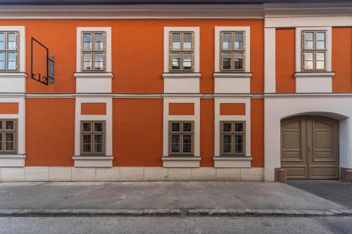 Entrance, r12 Apartments in Gyor