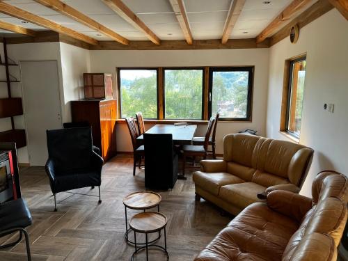 Het gevoel van vrijheid tussen bos en dorp in 多爾多涅河畔博利厄